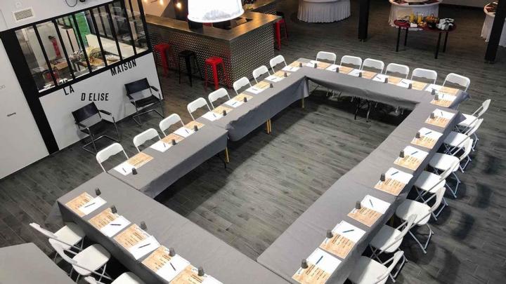 Une salle de formation équipée.